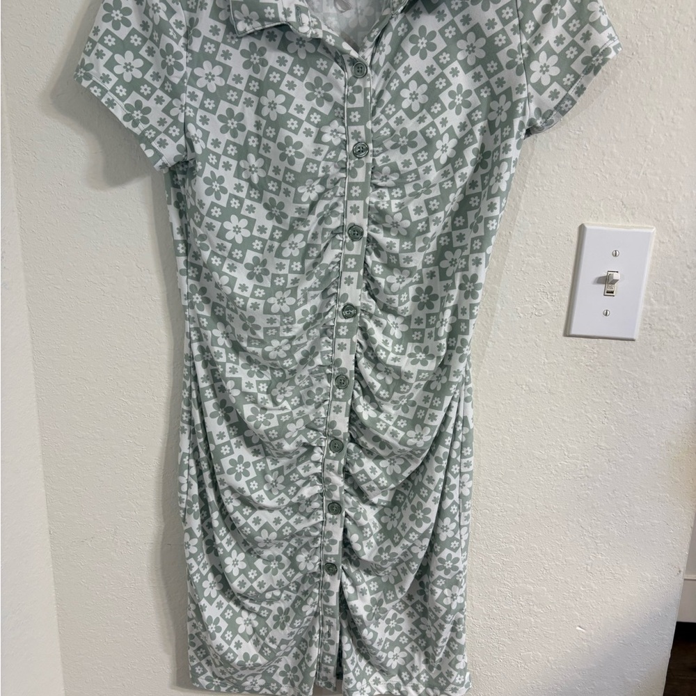 No Boundaries Green Floral Midi Dress. NWOT.